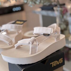 Comfortable and attractive. I love these but ordered by mistake not my size.